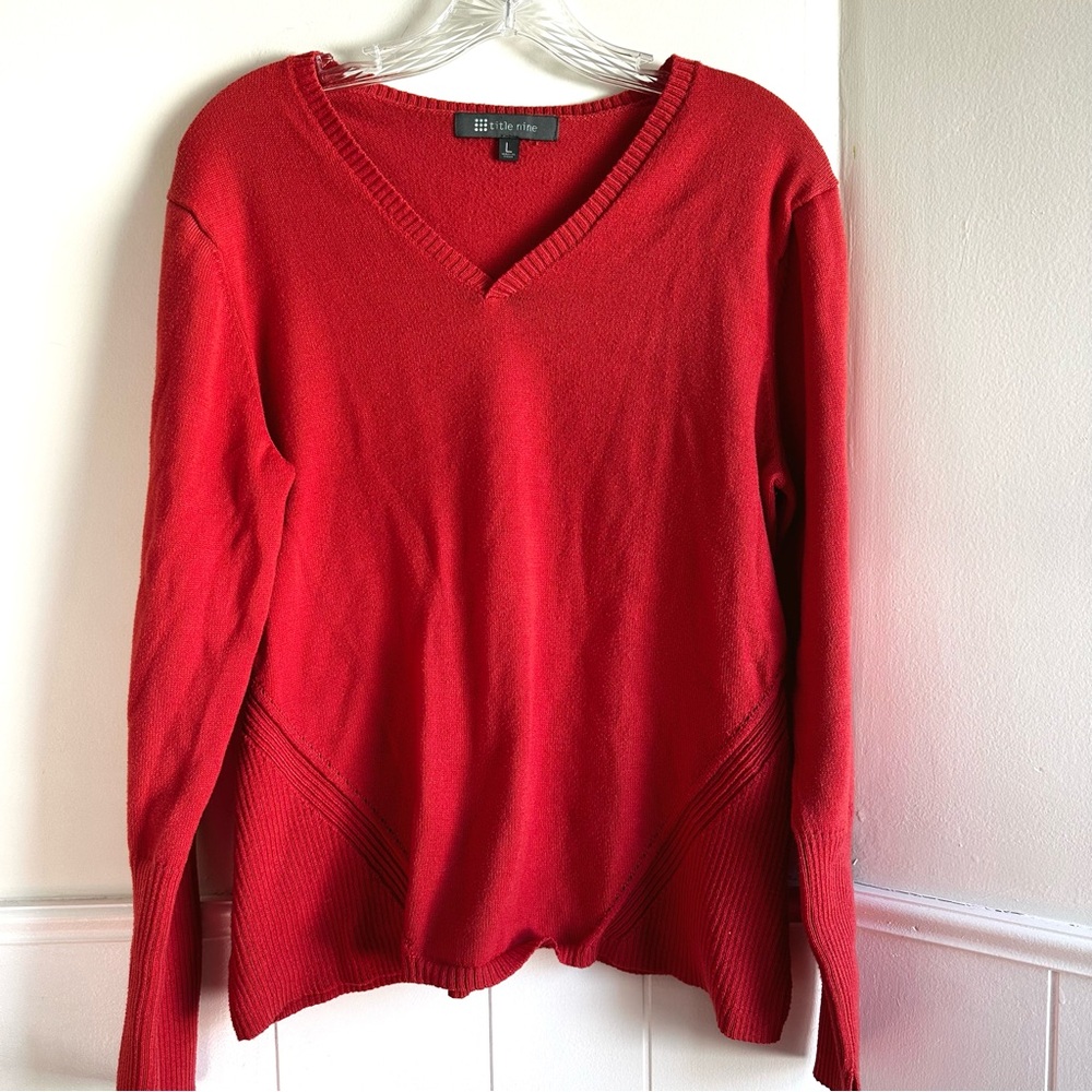 Title Nine Coral/Orange V-Neck Sweater Women’s Ribbed Detail Size M Pullover